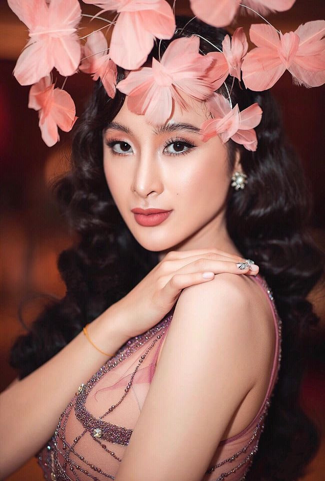 Lối trang điểm sắc sảo, phụ kiện đội đầu tạo hính đàn bướm cực kỳ ấn tượng.