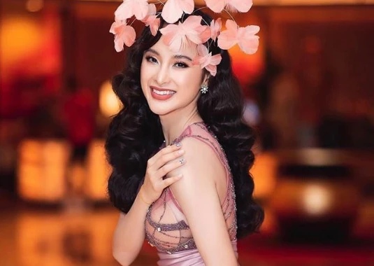 Angela Phương Trinh đã để lộ mút độn ngực, khiến nét đẹp của cô bị trừ đi nhiều phần