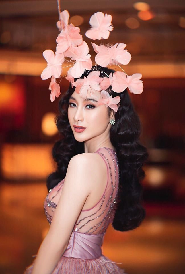 Với hình tượng nhẹ nhàng, tao nhã thế này, Angela Phương Trinh chọn cho mình bộ váy xuyên thấu gợi cảm, đính lông vũ với tông màu hồng ngọt ngào.