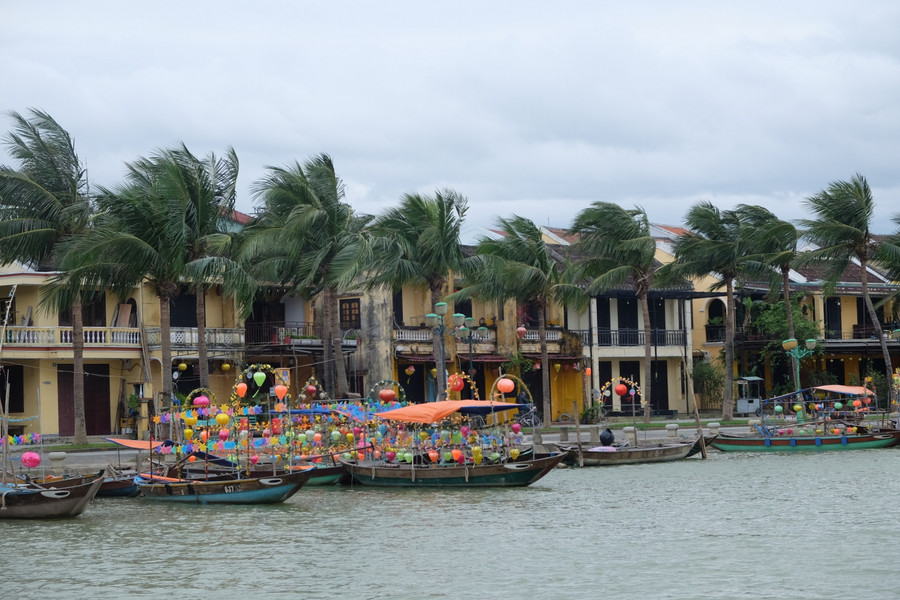 Những chiếc du thuyền vắng khách trong những ngày lạnh giá.