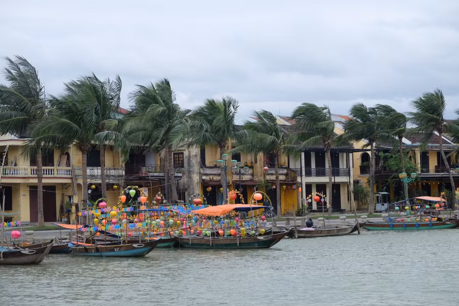 Những chiếc du thuyền vắng khách trong những ngày lạnh giá.