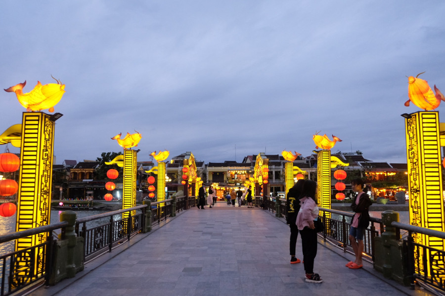 Đường phố Hội An đìu hiu trong đêm 12/1.