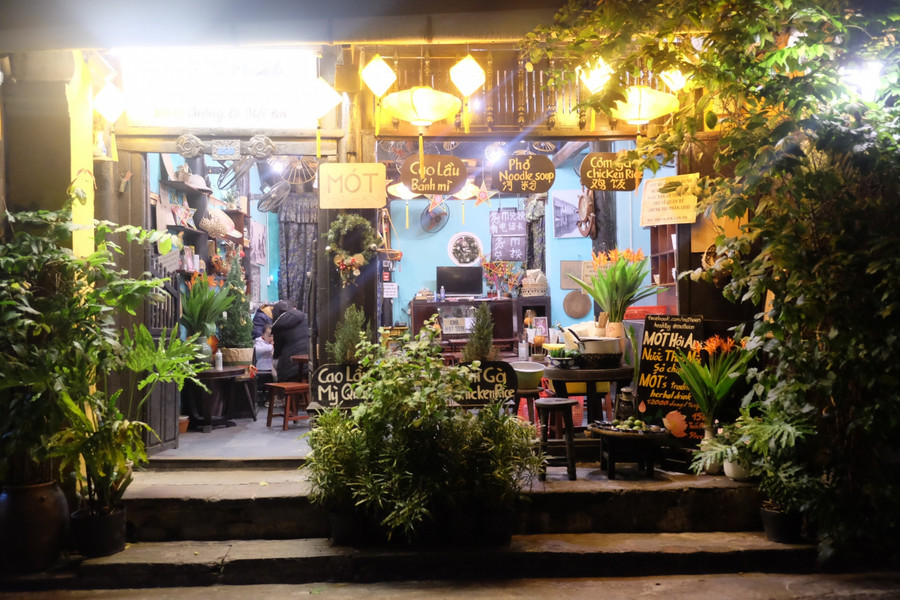 Vài du khách tham quan tại các gian hàng bán lồng đèn ở phố cổ Hội An.