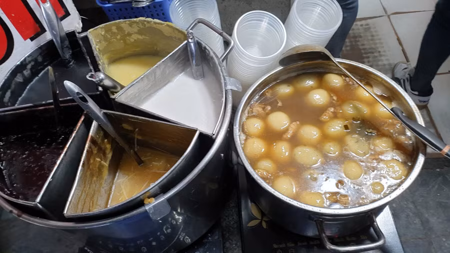 Bạn có thể dễ dàng bắt gặp những hàng chè nghi ngút khói, những gánh bánh trôi tàu thoang thoảng theo mùi than đốt rong ruổi khắp mọi ngóc ngách thủ đô.