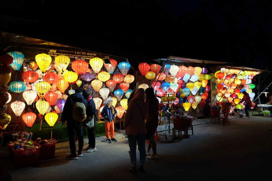 Những quán cà phê vắng khách.