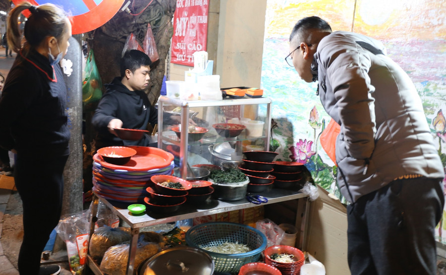 Khách du lịch nước ngoài đặc biệt thích thú với những trải nghiệm ẩm thực truyền thống trên phố cổ Hà Nội như Tạ Hiện, Hàng Buồm, Ngõ ẩm thực phố chợ Đồng Xuân, Mã Mây…