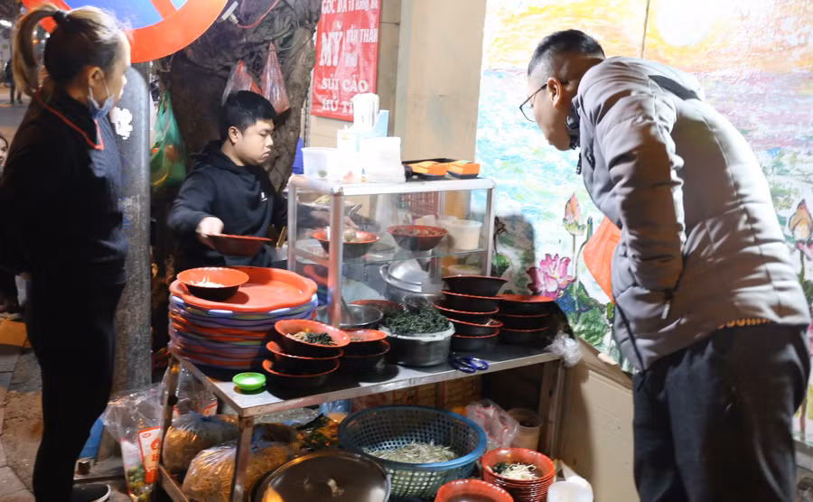 Khách du lịch nước ngoài đặc biệt thích thú với những trải nghiệm ẩm thực truyền thống trên phố cổ Hà Nội như Tạ Hiện, Hàng Buồm, Ngõ ẩm thực phố chợ Đồng Xuân, Mã Mây…