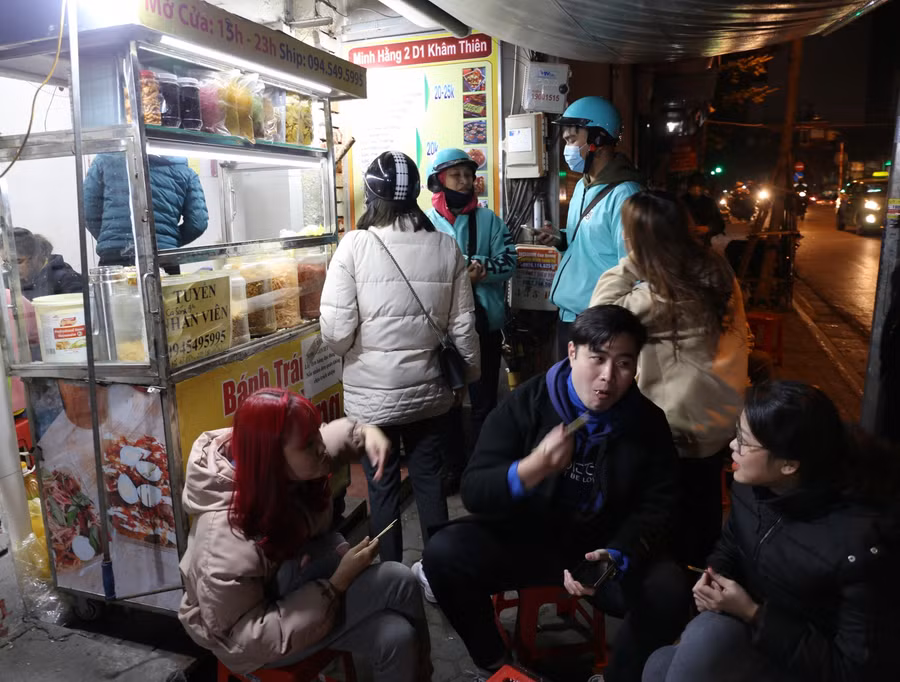 Bên cạnh những món quen thuộc, do nhu cầu ăn đêm ngày càng tăng, các món ăn đêm vì thế cũng đa dạng từng ngày. Đặc sản vùng miền xuất hiện ngày mỗi nhiều hơn, trong đó có món bánh tráng trộn vốn phổ biến ở phương Nam.