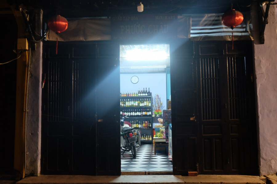 Các cửa hàng kinh doanh sớm “cửa đóng, then cài” vì không có khách và để tránh cái lạnh.