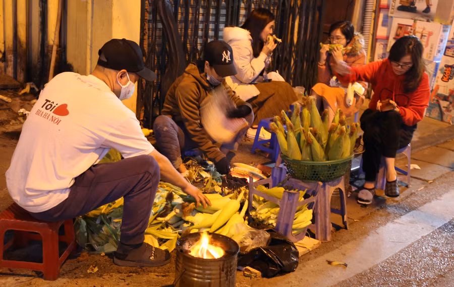 Và cũng không khó để bắt gặp đâu đó tiếng rao “Ai khoai luộc, ngô nướng không…” phát ra từ chiếc loa rè của các gánh hàng rong vang vọng trong đêm vắng lặng.