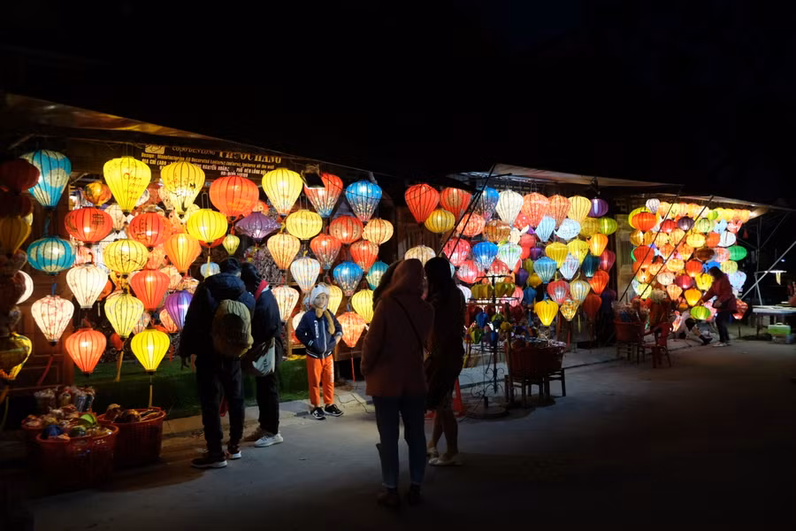 Những quán cà phê vắng khách.