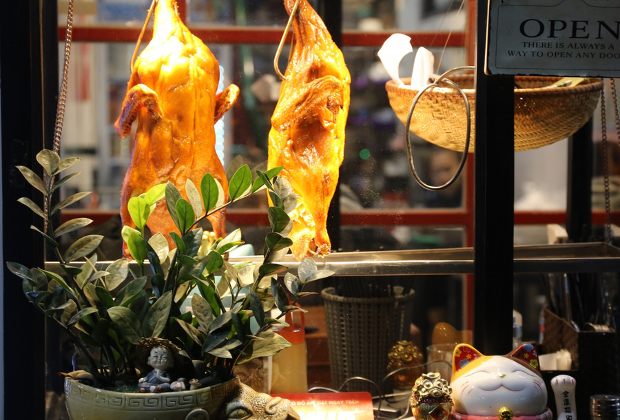 Món vịt quay Hàng Buồm đã nổi tiếng đất Hà Thành từ bao năm nay, đêm đến vẫn có nhiều khách thưởng thức.