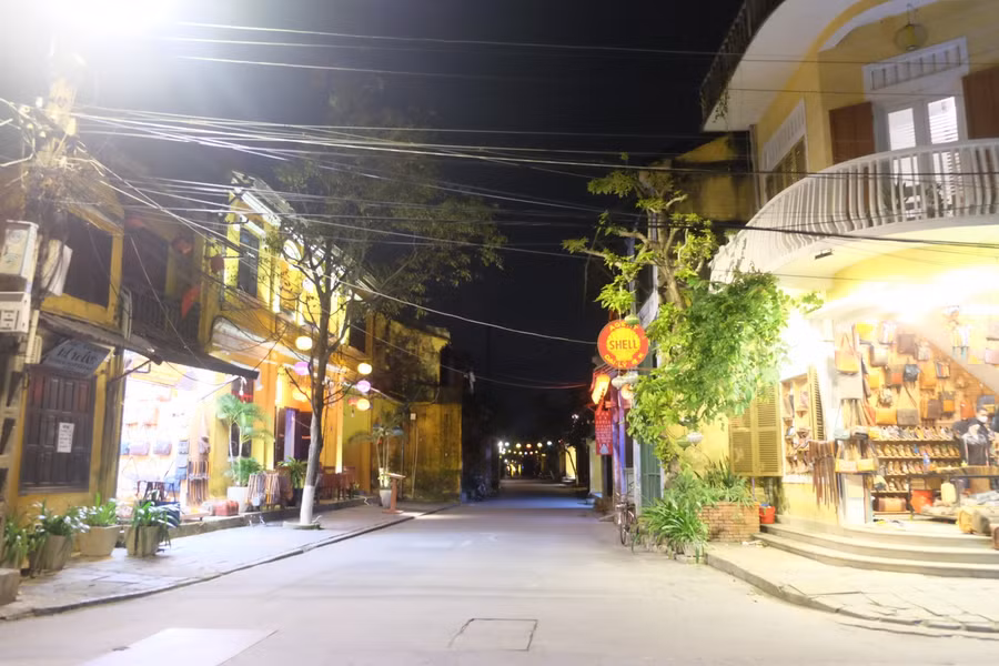 Phố cổ Hội An bỗng đìu hiu trong những ngày trở lạnh.