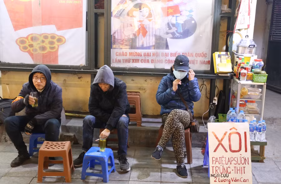 Xôi là một món dễ ăn, người Hà Nội rất thích ăn xôi dù bất kể là thời điểm nào trong ngày. Nhưng ngon nhất chắc có lẽ là những bát xôi đầy đặn thức ăn kèm vào những đêm tối muộn.