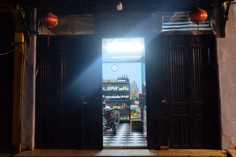 Các cửa hàng kinh doanh sớm “cửa đóng, then cài” vì không có khách và để tránh cái lạnh.