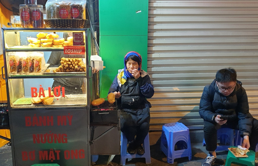 Chẳng biết món bánh mỳ nướng mật ong có từ bao giờ, nhưng được giới trẻ đón nhận hào hứng vì hội đủ tiêu chuẩn của tuổi teen là ngon, bổ, rẻ.