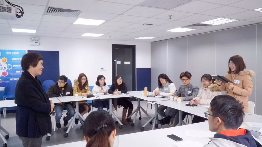 Sinh viên thảo luận nhóm và trình bày kết quả thảo luận về vai trò của khai vấn.