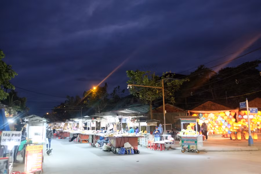 Ai cũng trùm kín người với áo khoác dày, mũ len, khẩu trang, khăn quàng cổ, găng tay... khi ra đường để giữ ấm cơ thể.