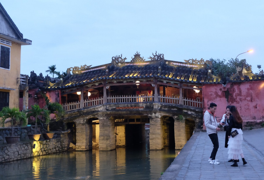 Một vài du khách đến tham quan phố cổ Hội An trong chiều 12/1.