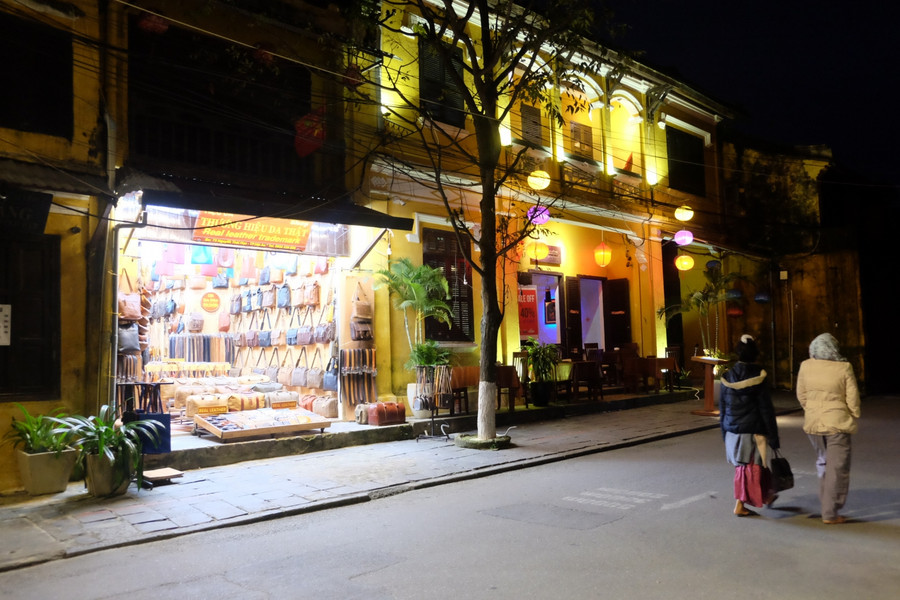 Những gian hàng kinh doanh ở Hội An vắng lặng du khách.