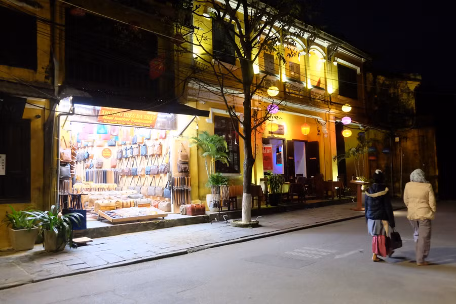 Những gian hàng kinh doanh ở Hội An vắng lặng du khách.