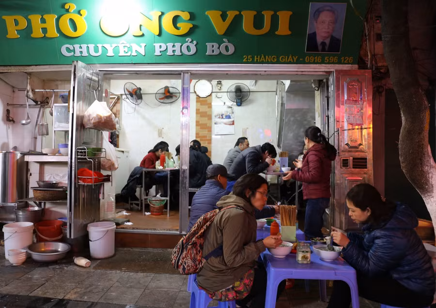 Người Hà Nội thích ăn phở và từ lâu phở đã có vị trí đặc biệt trong văn hóa ẩm thực Hà thành.