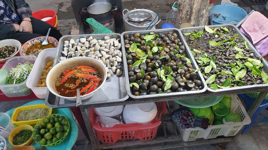 Sau giờ làm việc, cùng bạn bè tụ tập thưởng thức mẹt ốc luộc thơm lừng, chấm mắm ớt gừng cay cay đậm vị Hà Nội là trải nghiệm thu hút nhiều tín đồ ẩm thực.