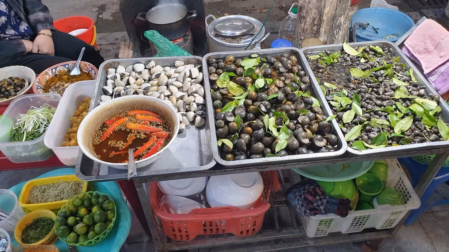 Sau giờ làm việc, cùng bạn bè tụ tập thưởng thức mẹt ốc luộc thơm lừng, chấm mắm ớt gừng cay cay đậm vị Hà Nội là trải nghiệm thu hút nhiều tín đồ ẩm thực.
