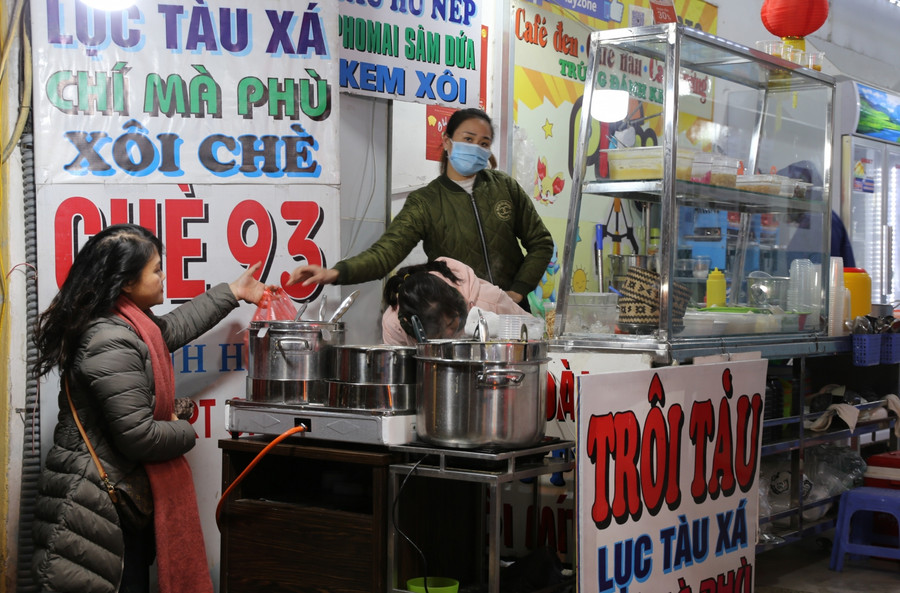 Từ lâu, bánh trôi tàu đã trở thành thức quà vặt trứ danh Hà Nội chỉ xuất hiện vào Đông - mà hễ cứ nhắc đến gió lạnh, người ta lại chẳng thôi xuýt xoa nhung nhớ vị ngọt nồng, ấm áp của món ăn này.