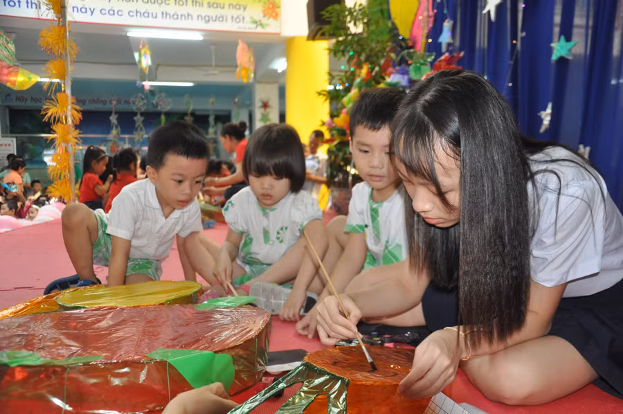 Học sinh, trẻ mầm non háo hức tham gia làm và trang trí đèn ông sao.