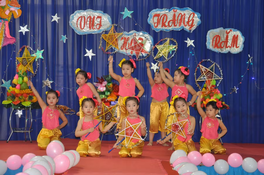 Chương trình Vui Hội trăng rằm diễn ra với nhiều hoạt động giáo dục trải nghiệm.