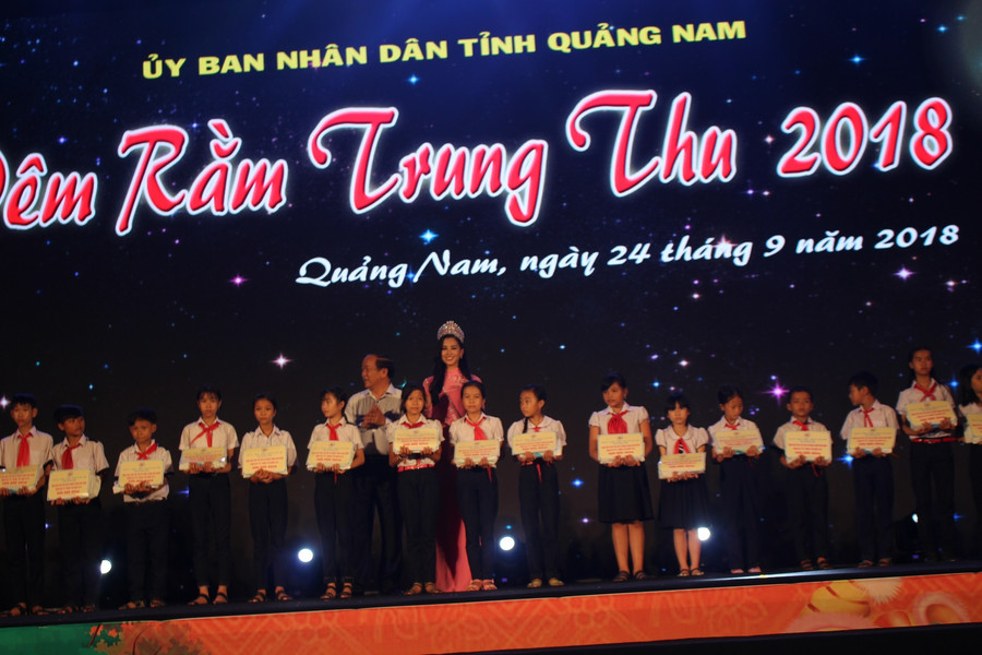 Hoa hậu Tiểu Vy trao thưởng cho các em học sinh đạt thành tích vượt khó học giỏi.