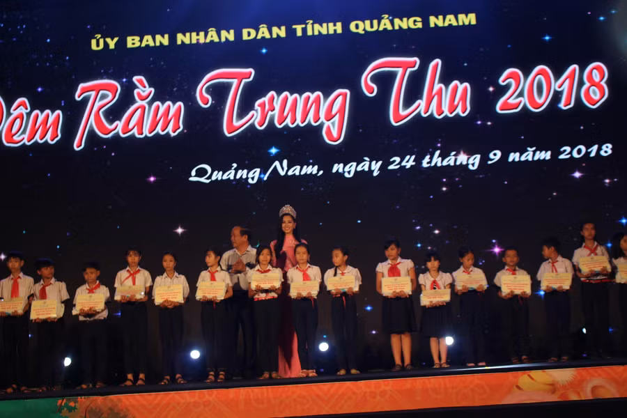 Hoa hậu Tiểu Vy trao thưởng cho các em học sinh đạt thành tích vượt khó học giỏi.