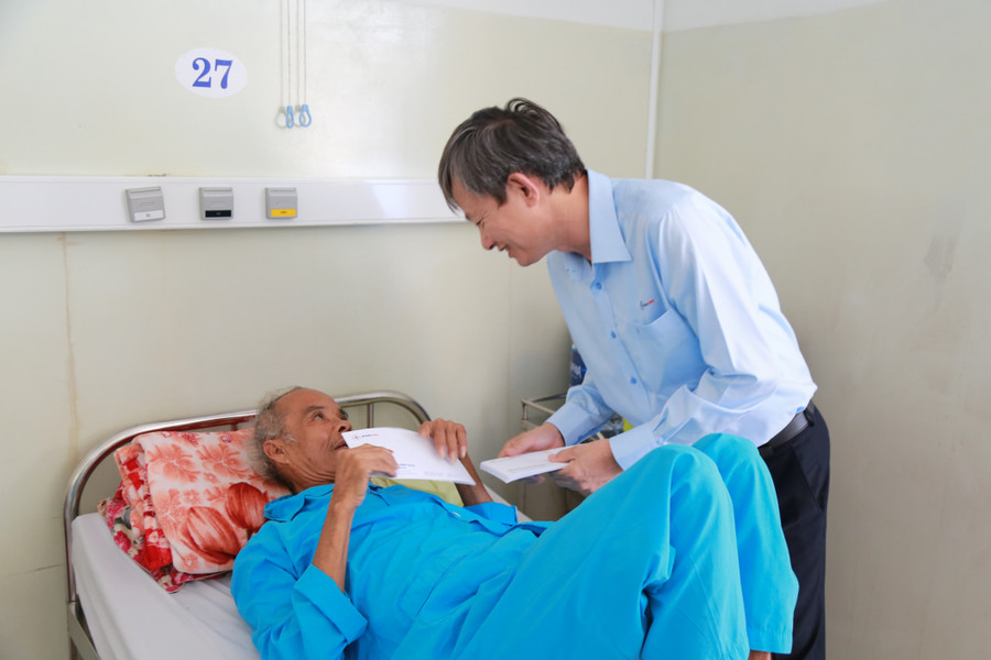 Toàn bộ số tiền 250 triệu đồng trao quà đợt này được trích từ quỹ phúc lợi của EVNCPC.