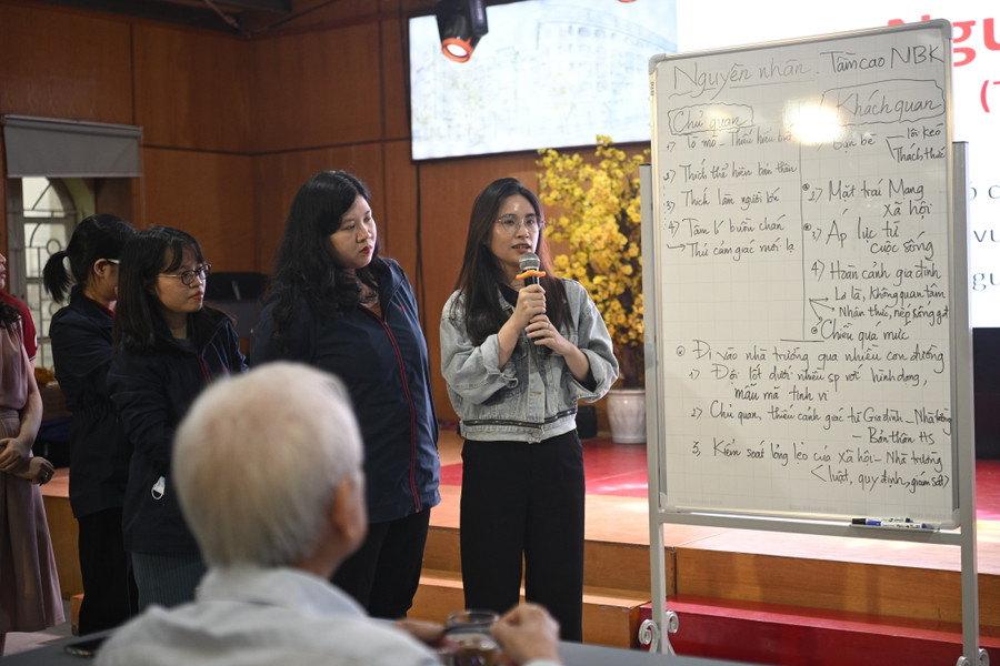 Vai trò của giáo viên chủ nhiệm là vô cùng quan trọng để ngăn chặn bạo lực học đường từ sớm. Vai trò của giáo viên chủ nhiệm là vô cùng quan trọng để ngăn chặn bạo lực học đường từ sớm.