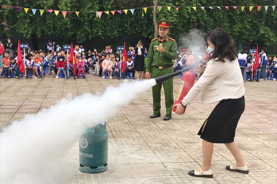 Cán bộ Đội Cảnh sát PCCC&CNCH - Công an quận Bắc Từ Liêm tập huấn kỹ năng chữa cháy cho cô trò Trường Tiểu học Đức Thắng. Cán bộ Đội Cảnh sát PCCC&CNCH - Công an quận Bắc Từ Liêm tập huấn kỹ năng chữa cháy cho cô trò Trường Tiểu học Đức Thắng.