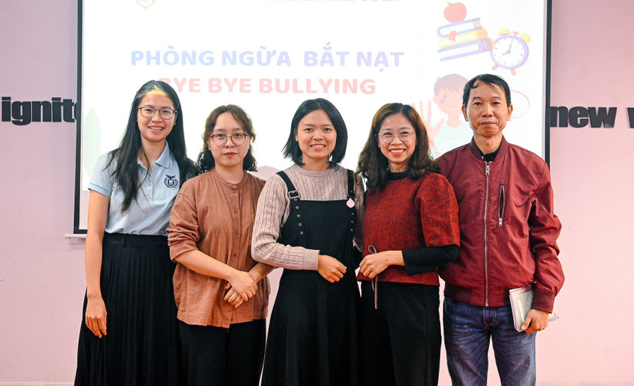 Các giáo viên được tập huấn về kỹ năng xử lý tình huống khi học sinh bị bắt nạt. Các giáo viên được tập huấn về kỹ năng xử lý tình huống khi học sinh bị bắt nạt.