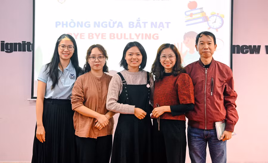 Các giáo viên được tập huấn về kỹ năng xử lý tình huống khi học sinh bị bắt nạt.