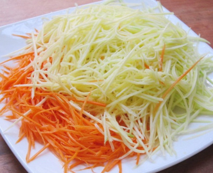 Ingredientes principales para la ensalada de medusa y oreja de cerdo