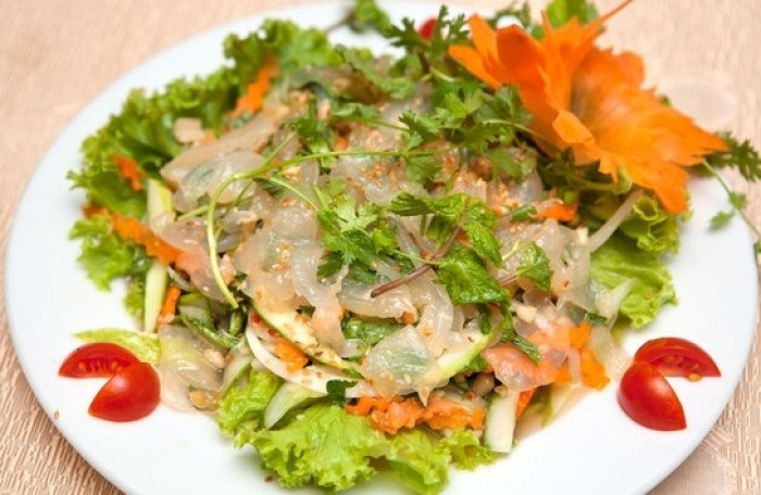 Ensalada de medusa y oreja de cerdo terminada y atractiva