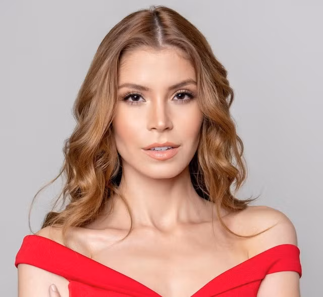 Tuổi thơ đối với cô là những chuỗi ngày cực hình và bất hạnh bởi nạn bắt nạt học đường.