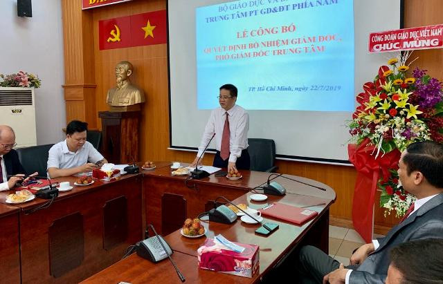 Đồng chí Nguyễn Việt Hùng - Phó chánh Văn phòng Bộ GD&ĐT phát biểu tại lễ trao quyết định Đồng chí Nguyễn Việt Hùng - Phó chánh Văn phòng Bộ GD&ĐT phát biểu tại lễ trao quyết định