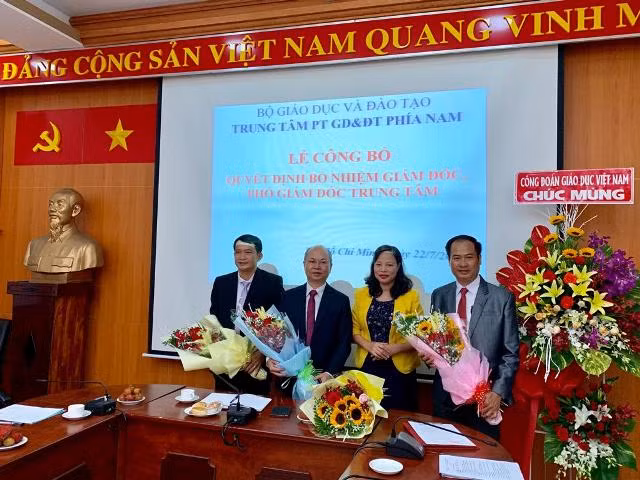 Ban giám đốc Trung tâm phát triển GD&ĐT phía Nam nhận hoa chúc mừng từ đại diện một đơn vị