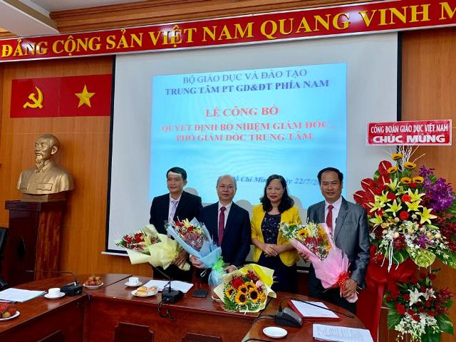 Ban giám đốc Trung tâm phát triển GD&ĐT phía Nam nhận hoa chúc mừng từ đại diện một đơn vị Ban giám đốc Trung tâm phát triển GD&ĐT phía Nam nhận hoa chúc mừng từ đại diện một đơn vị