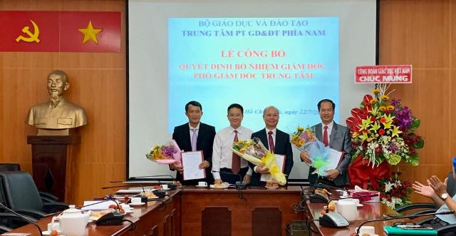 Đồng chí Nguyễn Việt Hùng- Phó chánh Văn phòng Bộ GD&ĐT (thứ hai từ trái sang) - trao quyết định bổ nhiệm cho Ban giám đốc Trung tâm phát triển GD&ĐT phía Nam