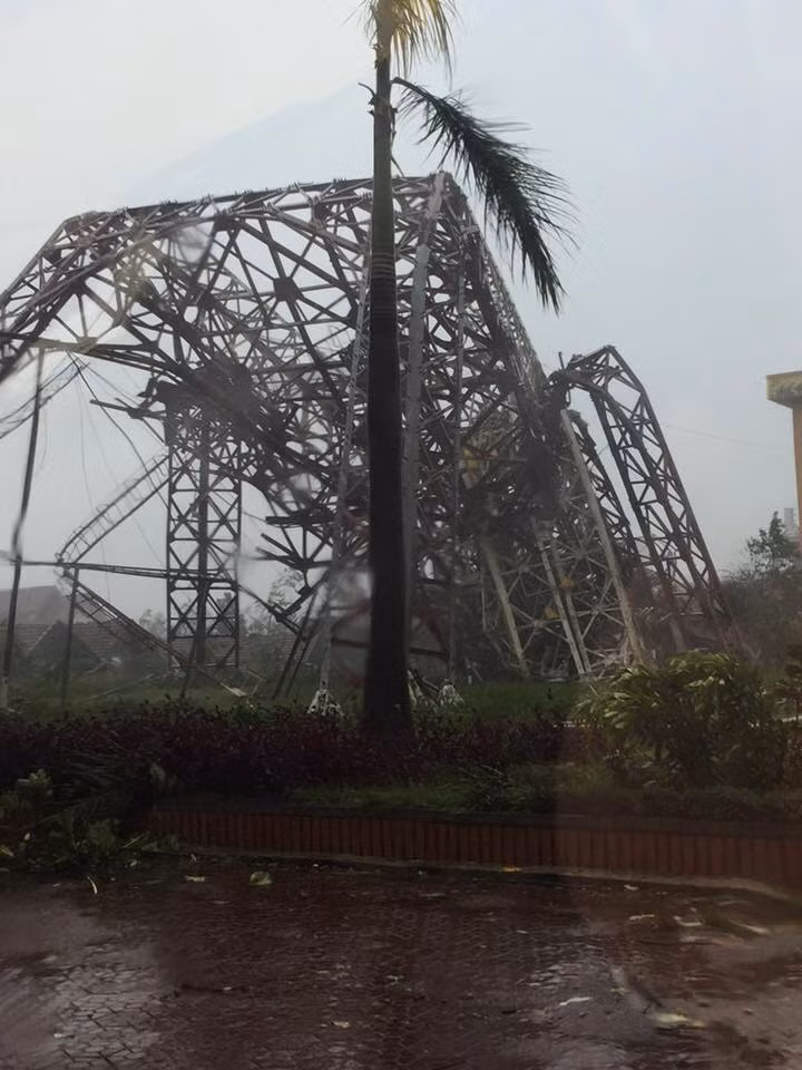 Bão số 10 làm gãy đổ cột phát sóng truyền hình TX Kỳ Anh