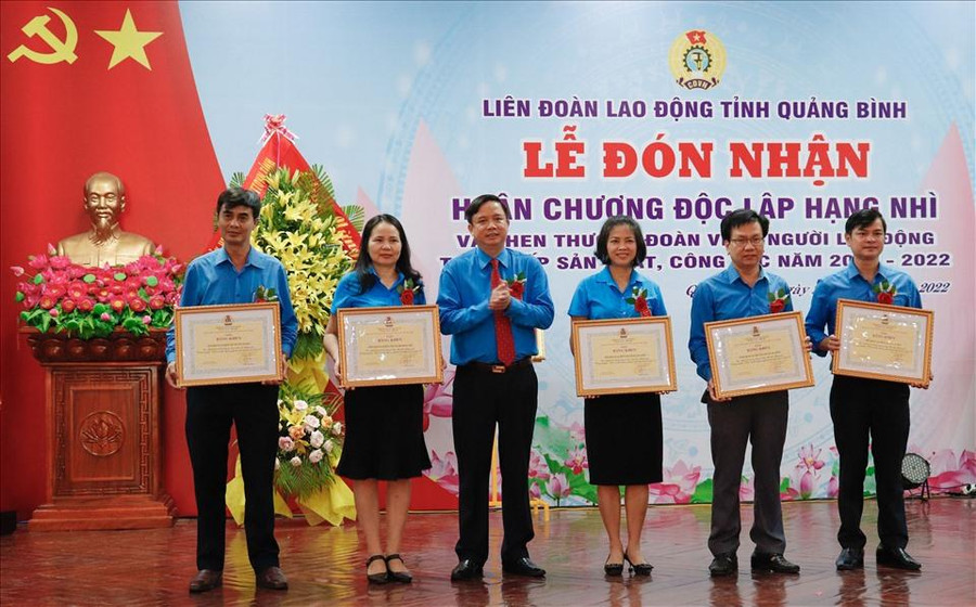 5 tập thể có thành tích xuất sắc được nhận Bằng khen của UBND tỉnh.