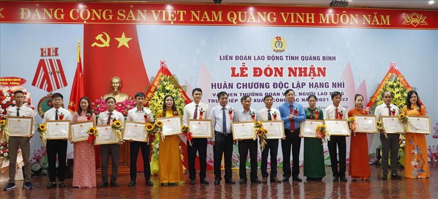 Lãnh đạo LĐLĐ trao Bằng khen ghi nhận thành tích của các cá nhân.