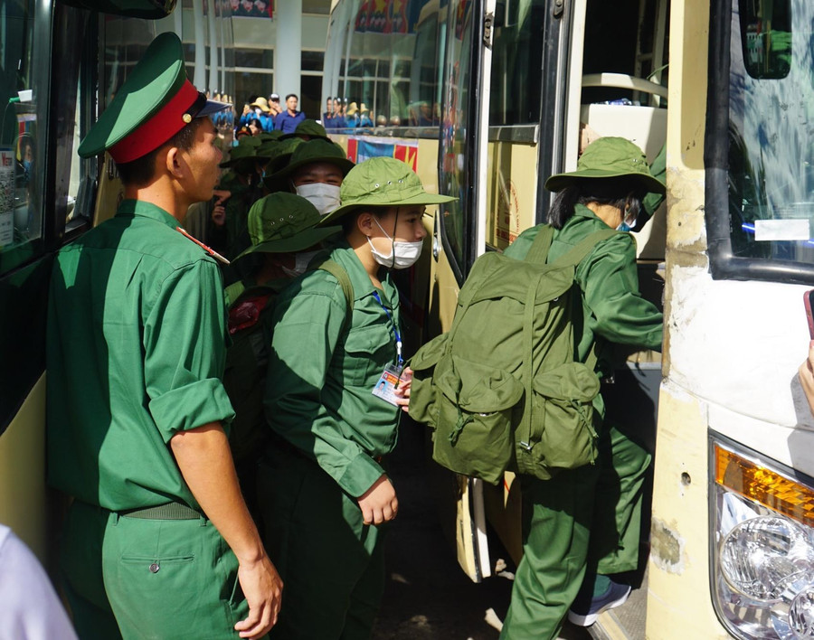 Các em lên xe về đơn vị để trải nghiệm cuộc sống trong môi trường quân đội. Các em lên xe về đơn vị để trải nghiệm cuộc sống trong môi trường quân đội.
