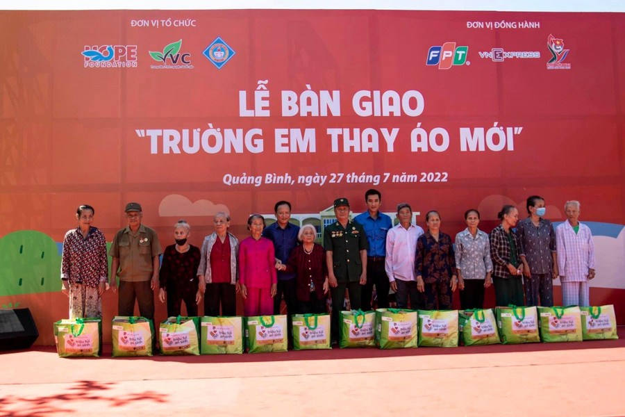 Tặng quà đến các gia đình chính sách nhân kỷ niệm 75 năm ngày Thương binh - Liệt sĩ.